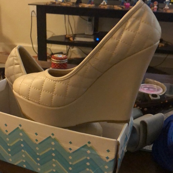 A variety of shoes and men’s as well - Picture 3 of 8